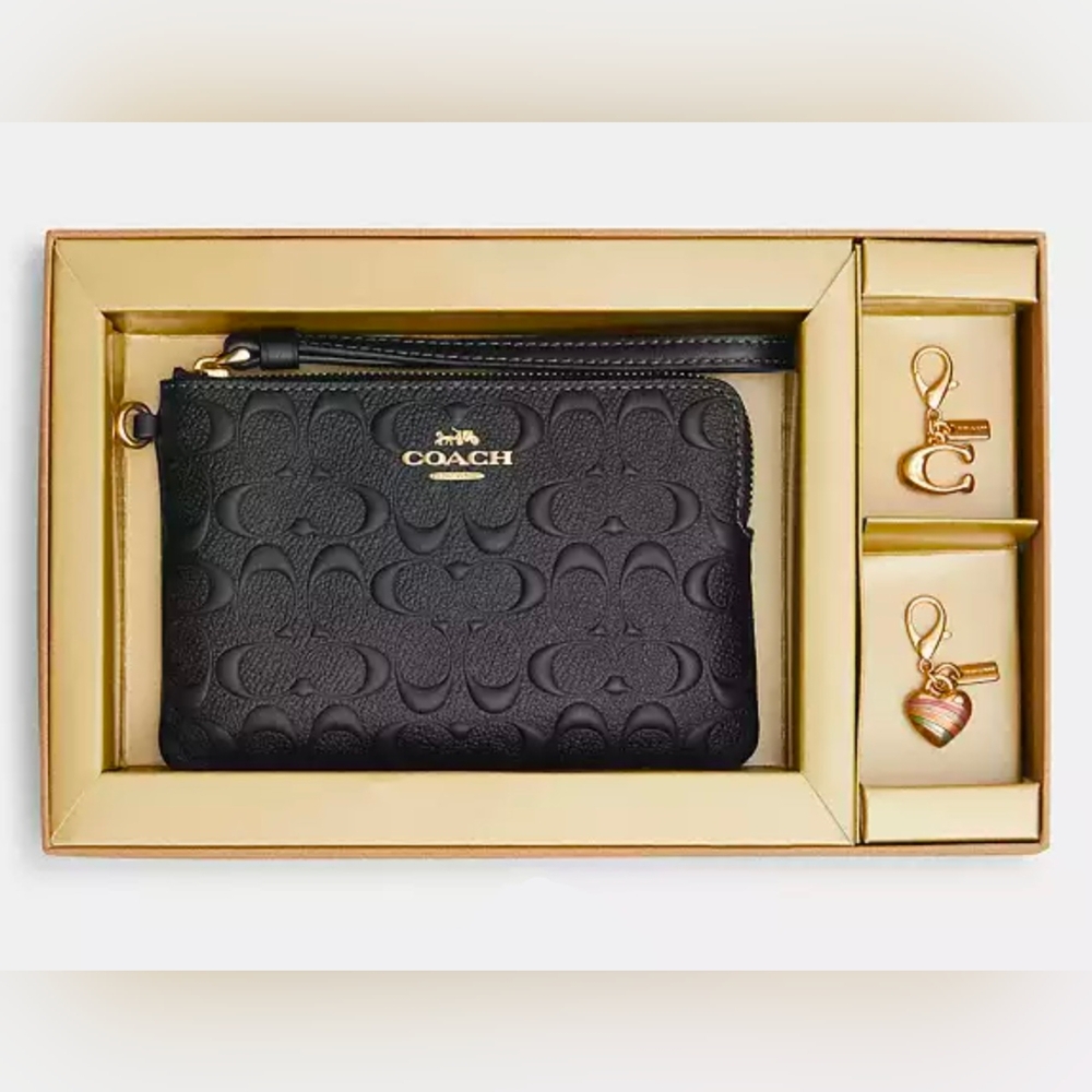 🆕 COACH Boxed Wristlet w/2 Charms.